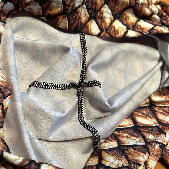 Blackmilk Dragon Scales Gold leggings M - Picture 4 of 6